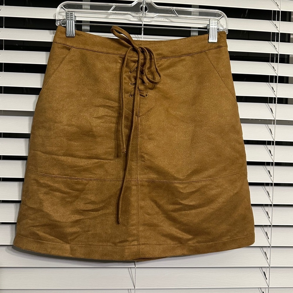🛍️LC. Lauren Conrad Faux Suede mini skirt Size 2 excellent condition